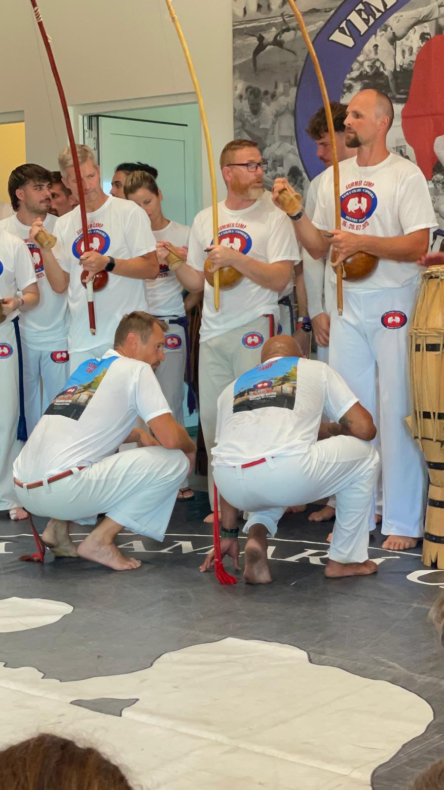 Professor Sandro Santos führt eine Capoeira-Bewegung vor